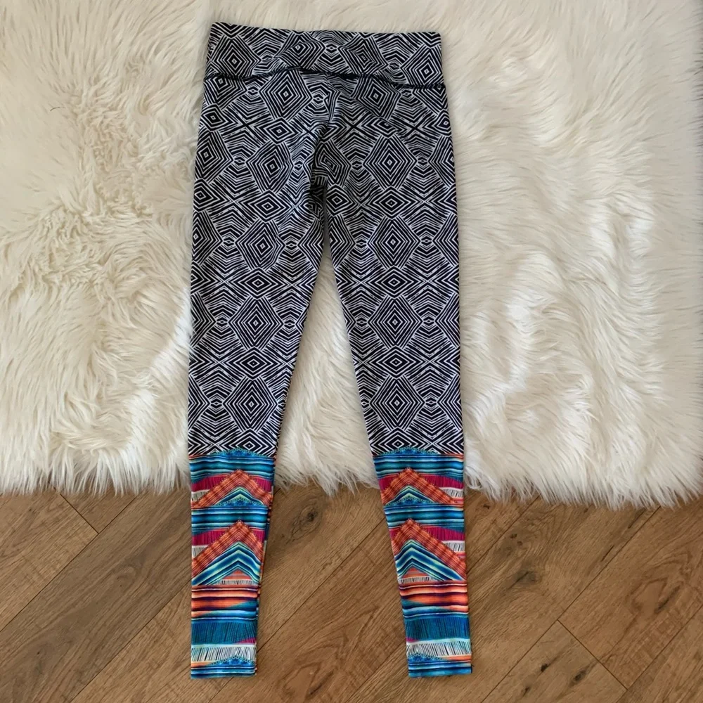 NWT Onzie Multicolor Graphic Workout Legging - Picture 5 of 7